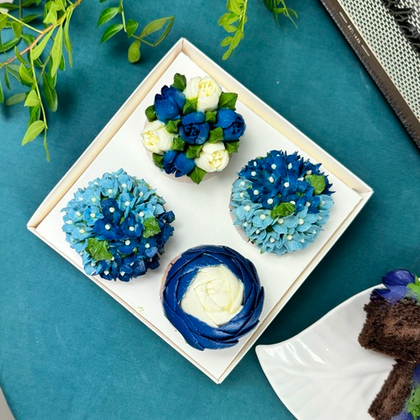 Набор капкейков с цветами из творожного крема в зимней палитре