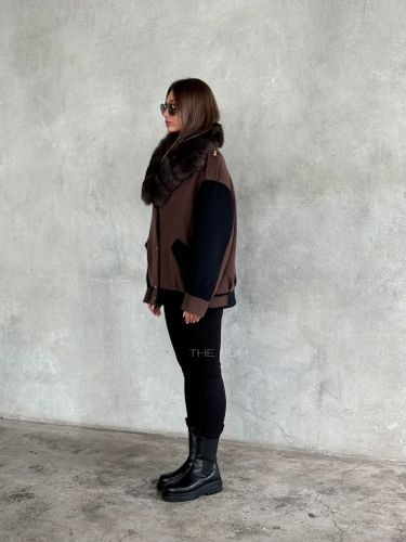 Шоколадная куртка с черными рукавами