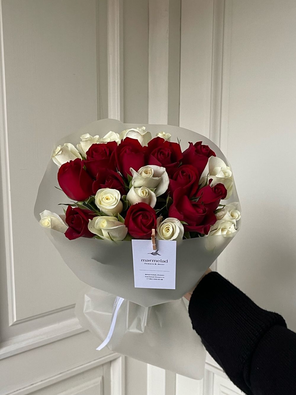 Букет микс красная и белая роза 25шт