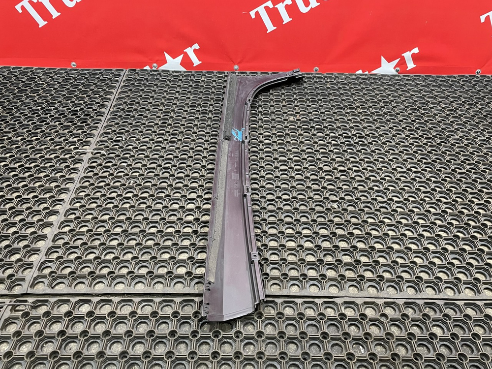 Накладка передней стойки правая