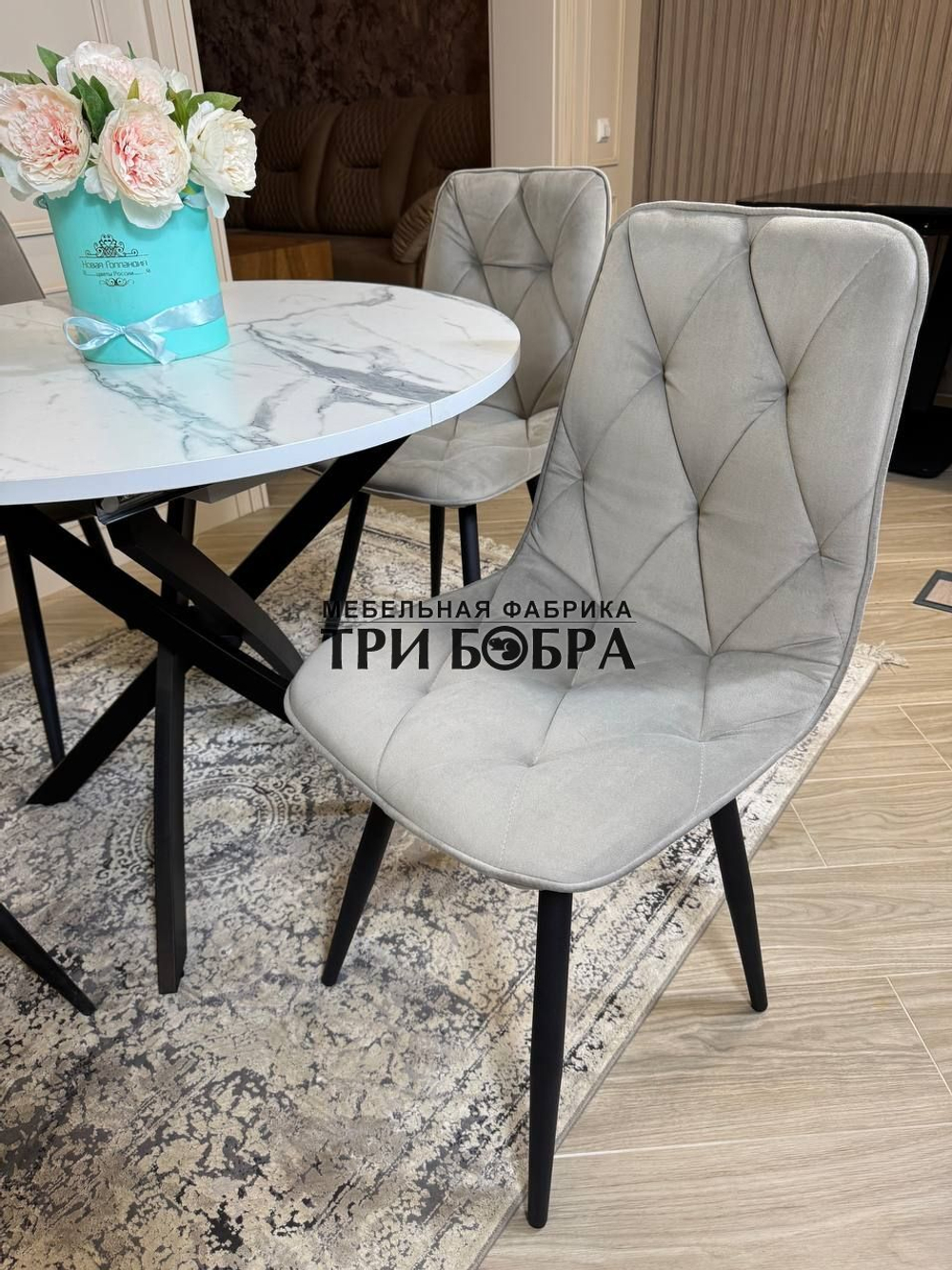 Круглый раздвижной стол "Лофт", белый мрамор и стулья "Ральф" серые