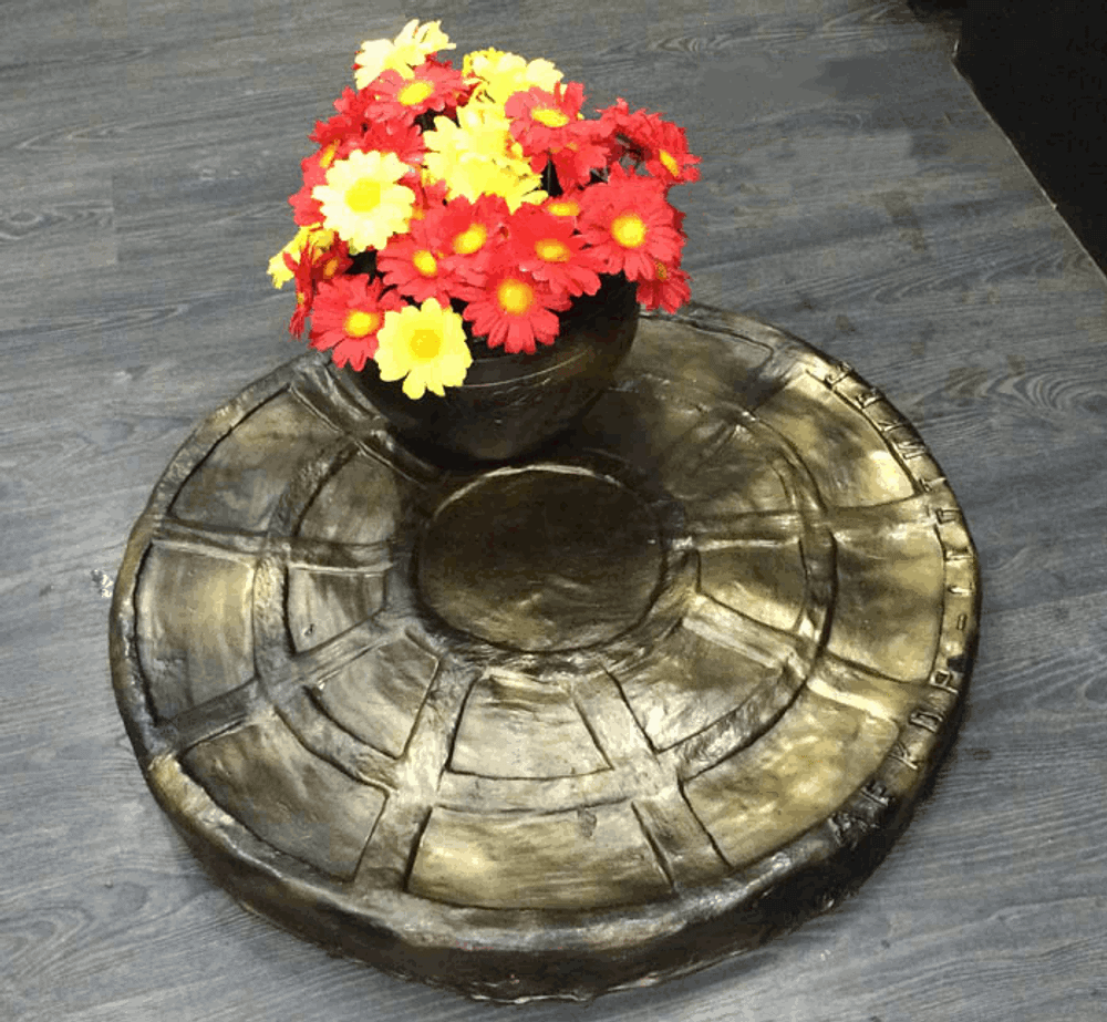 Декоративная крышка люка Ваза