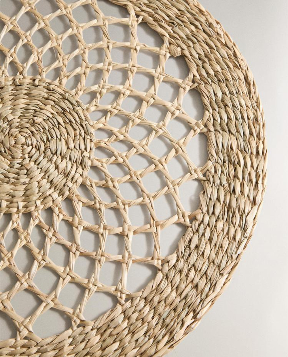 ZARA HOME КРУГЛАЯ САЛФЕТКА ПОД ПРИБОРЫ ИЗ РАСТИТЕЛЬНОГО ВОЛОКНА, СВЕТЛО-БЕЖЕВЫЙ