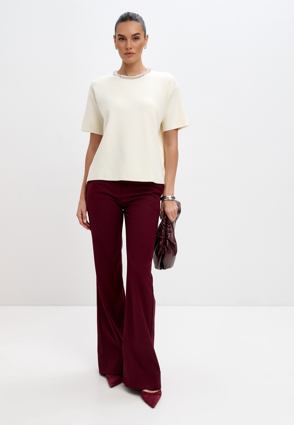 Футболка с кристаллами на воротнике