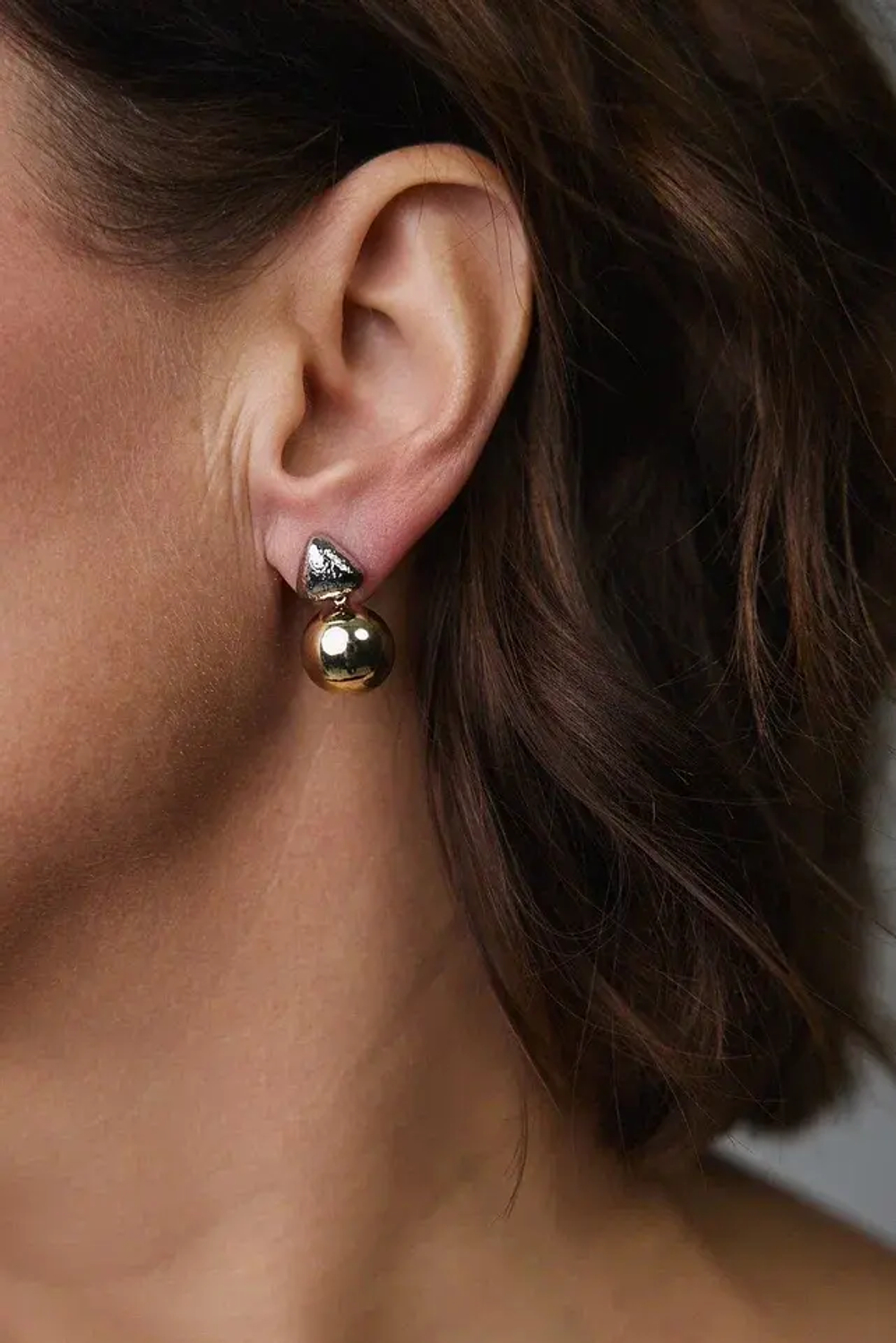 Серьги пусеты серебряные треугольники и золотые шарики