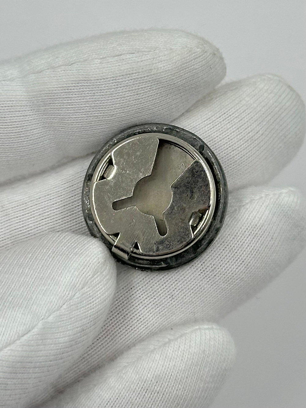 Накладка на пуговицу с голубой вставкой