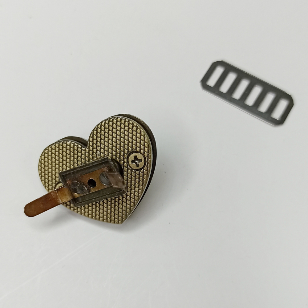 Замок вертушка на винтах 25*30 сердце Антик