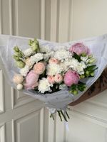 Букет из хризантемы, пионов, лизиантуса, хелеборуса и кустовых пионовидных роз