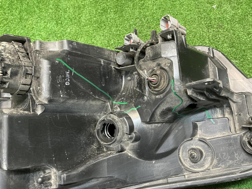 Фара правая Toyota RAV 4 CA40 (2015-2019) галоген