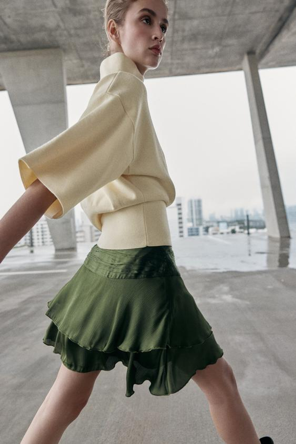 ZARA АТЛАСНАЯ МИНИ-ЮБКА С ВОЛАНАМИ, ТЕМНО-ОЛИВКОВЫЙ