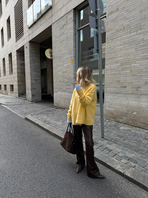 Брюки из эко-кожи с подрезом по спинке коричневые