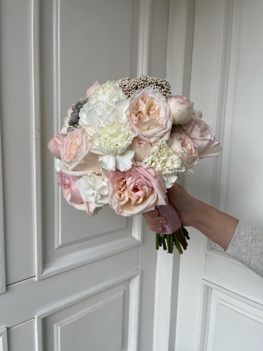 Свадебный букет из гортензии, диантусов, озотамнуса, кустовых пионовидных и одноголовых роз