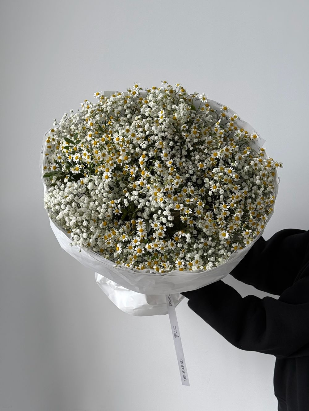 Букет сборный из ромашки и гипсофилы в белом оттенке