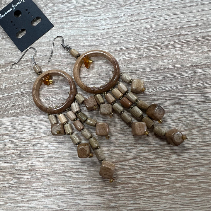 Серьги Колечки с кубиками с янтарем, цвет вишневый, светло-коричневый, дерево 8,5 см