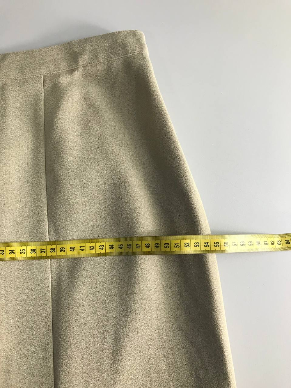 Юбка светлого оттенка, визуально на 48/50 размер