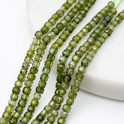 Фианит Куб бусины (кубический цирконий), цвет оливковый, размер около 3 мм, цена за отрезок 17-18 см (1/2 нити)