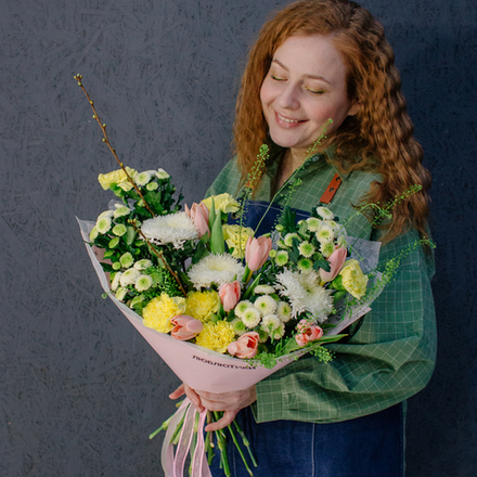 132. Весенний стойкий букет с тюльпанами и ветками вишни