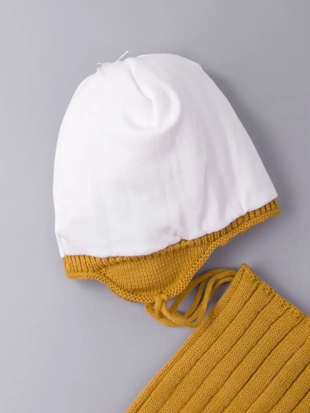 Шапка зимняя для мальчика на завязках и снуд