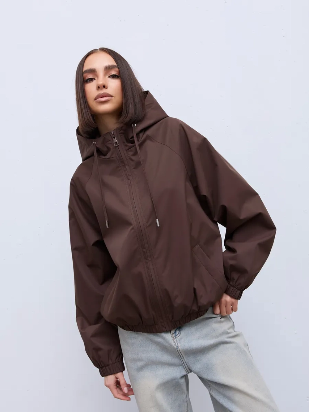 Ветровка с капюшоном