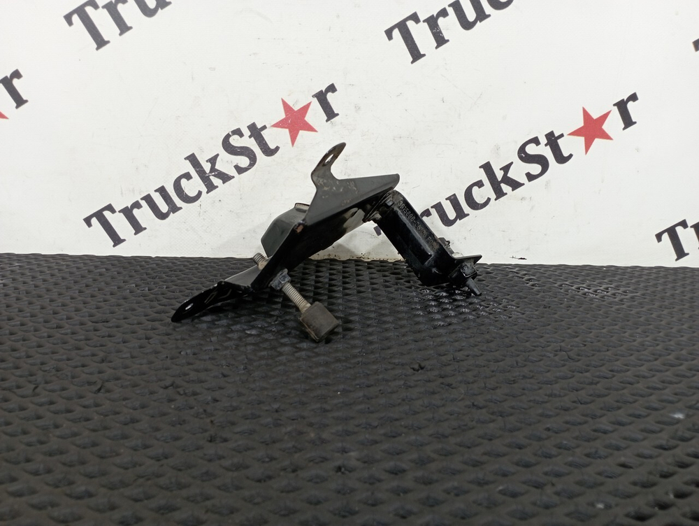 Кронштейн замка капота правый