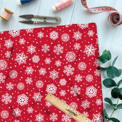 Ткань мембрана рождественские снежинки на красном фоне