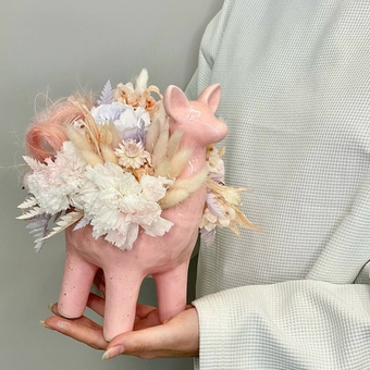 Sweet llama интерьерная композиция в кашпо с сухоцветами и стабилизированными цветами