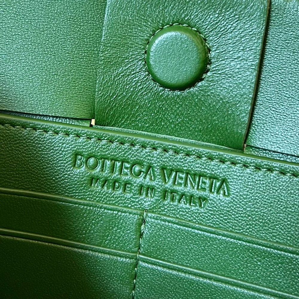 Bottega Veneta Cassette Pouch On Strap 22 cm