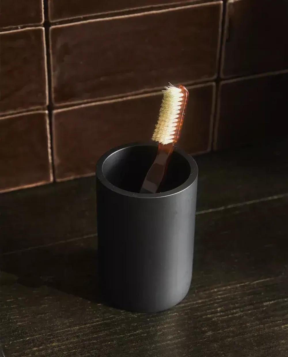 ZARA HOME ПОДСТАВКА ДЛЯ ЗУБНЫХ ЩЕТОК ИЗ СМОЛЫ, ЧЕРНЫЙ