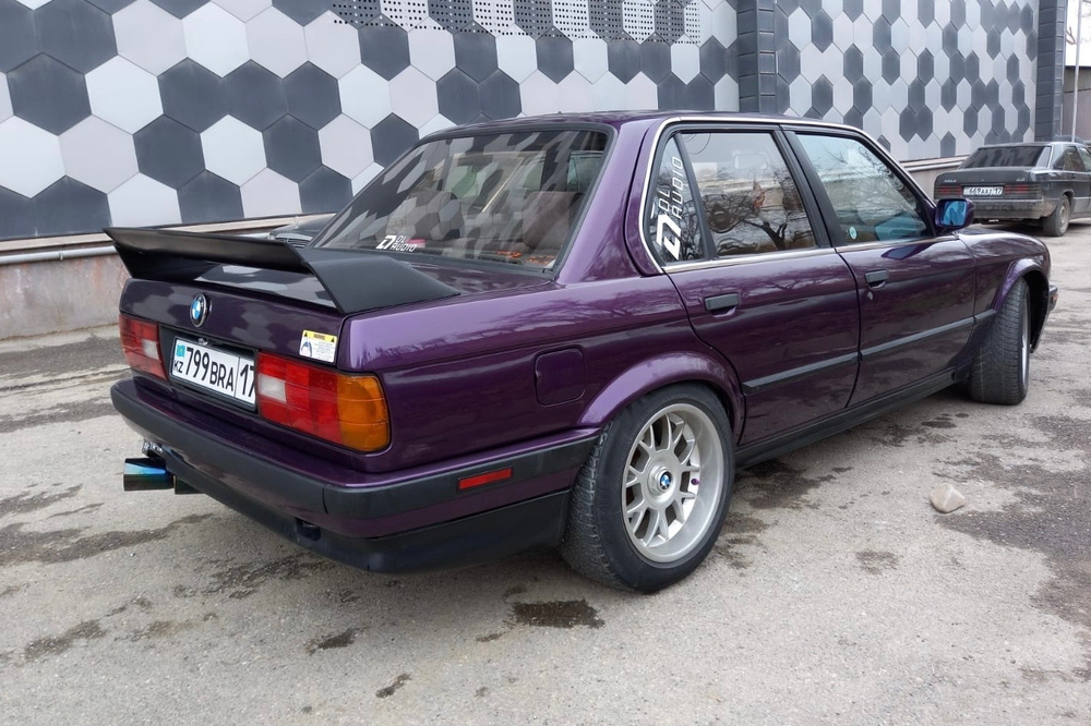 BMW E30 IS Задняя накладка на ВП (Реплика "Стекловолокно")