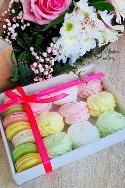 Подарочная коробка с зефиром и макарунсами арт2020