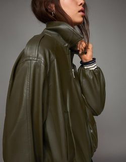 BERSHKA Куртка из искусственной кожи, хаки