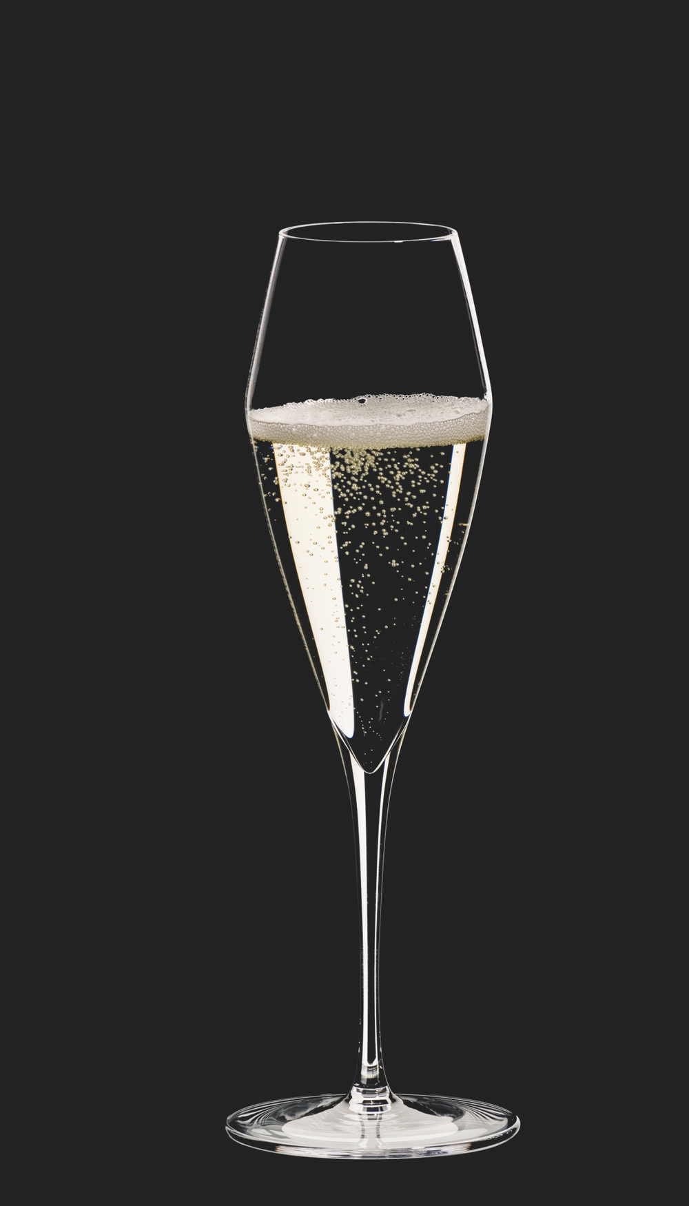 Бокал для шампанского 320мл Riedel Vitis Champagne Glass Австрия на черном фоне