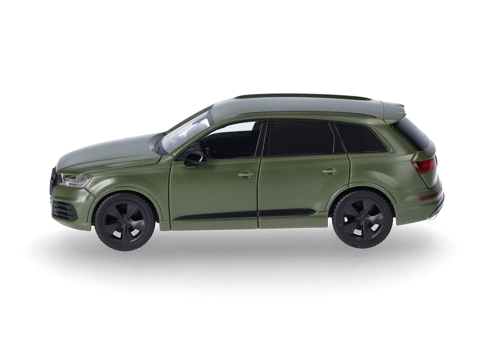 Автомобиль Audi Q7 с тонированными стеклами, оливково-зеленый