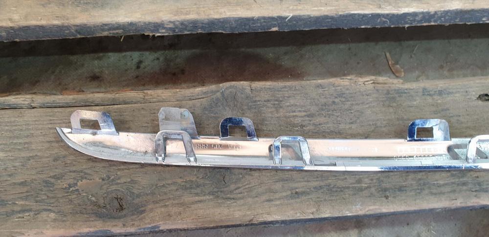 Молдинг решетки радиатора Mercedes C (W205) 14-18 Б/У Оригинал A2058880273