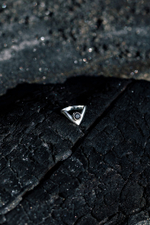 V-кольцо на фалангу с черным цирконом