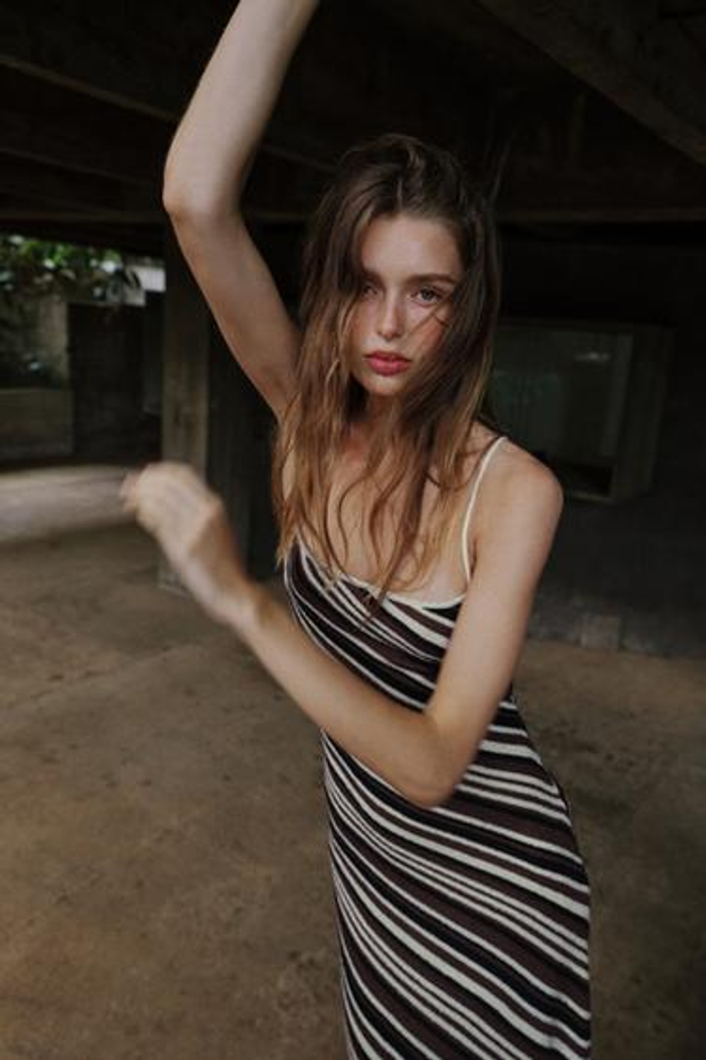 ZARA ПЛАТЬЕ МИДИ С ПОЛОСКАМИ, ЧЕРНЫЙ/КОРИЧНЕВЫЙ