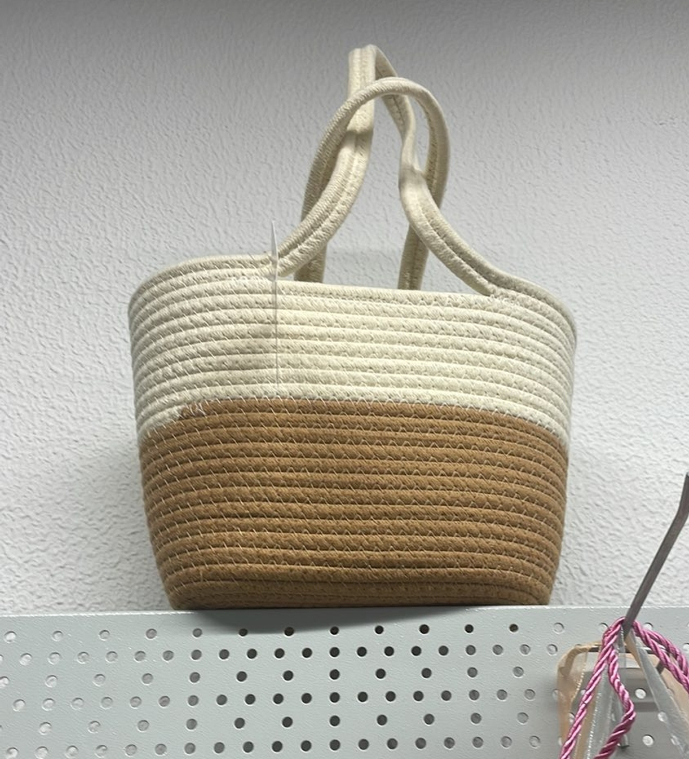 Джутовая корзина  с тюльпанами (25 шт) микс сливочных и белых