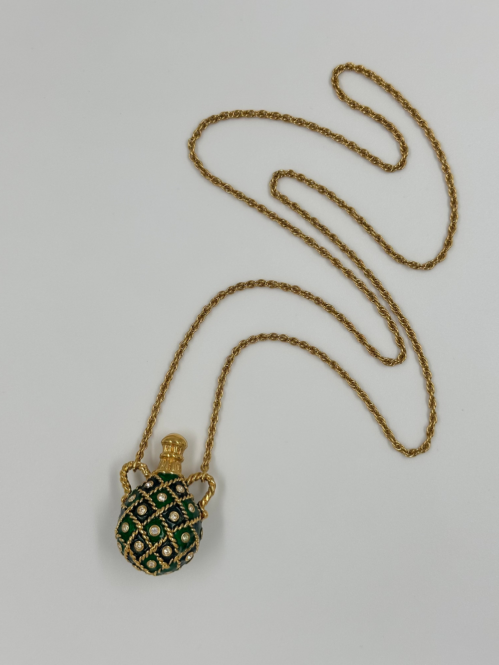 Кулон в виде амфоры с зелёной эмалью