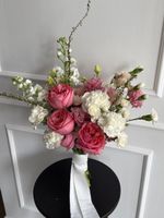 Свадебный букет из ярких роз, диантусов и маттиолы