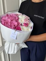 Сборный  букет из гортензии, хризантемы и диантусов