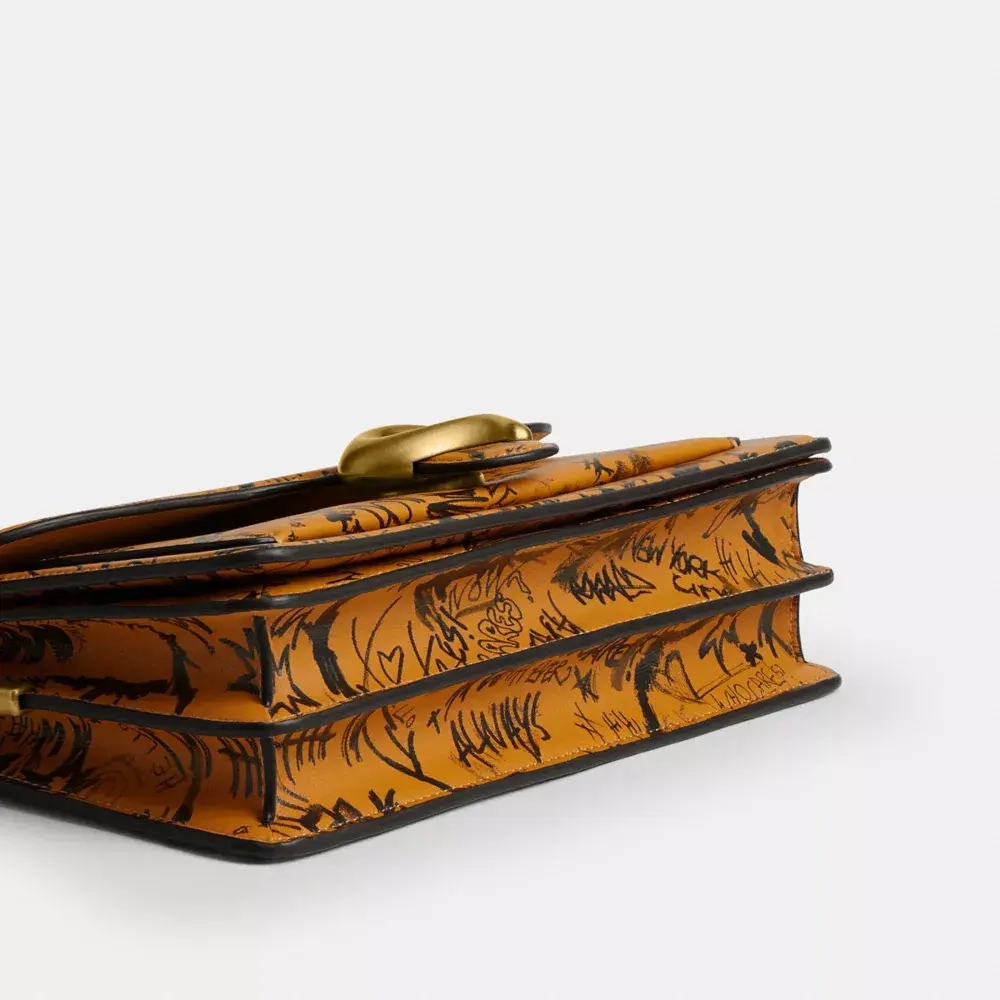 COACH СУМКА ЧЕРЕЗ ПЛЕЧО TABBY 26 С ПРИНТОМ ГРАФФИТИ, ОХРА