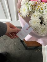 Авторский букет из хризантемы, яркой пионовидной розы, ромашки и маттиолы