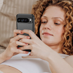 Чехол черного цвета на Google Pixel 9 Pro XL, мягкий отклик кнопок, серия Carbon (с дизайном под карбон) от Caseport