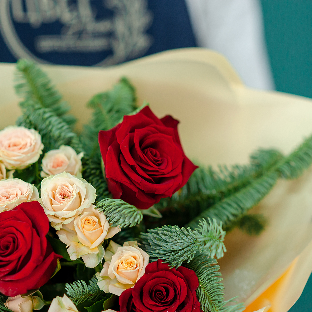 Нобилис с розами в персиковом оформлении