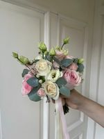 Свадебный букет из одноголовых роз, лизиантуса, озотамнуса и эвкалипта