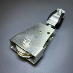 Подвес/держатель кабеля СПЕЦДЕТАЛЬ ПК-60-12 с металлическим роликом Ф60, с подшипником.