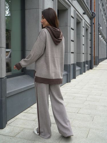 Коричневый трикотажный костюм в полоску