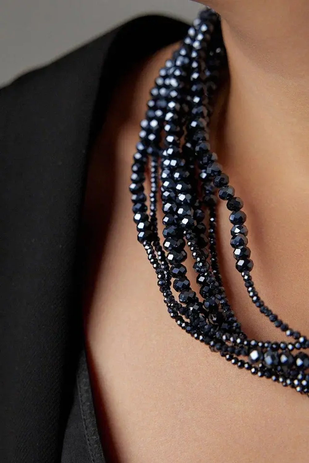 Колье многослойное из венецианского стекла разного размера в чернильном оттенке