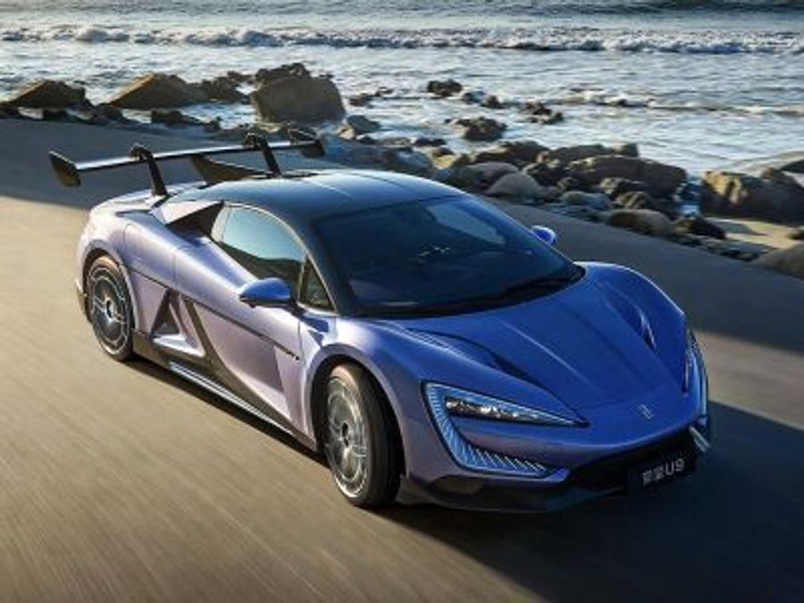 Электрический гиперкар YangWang умеет прыгать и вращаться на месте