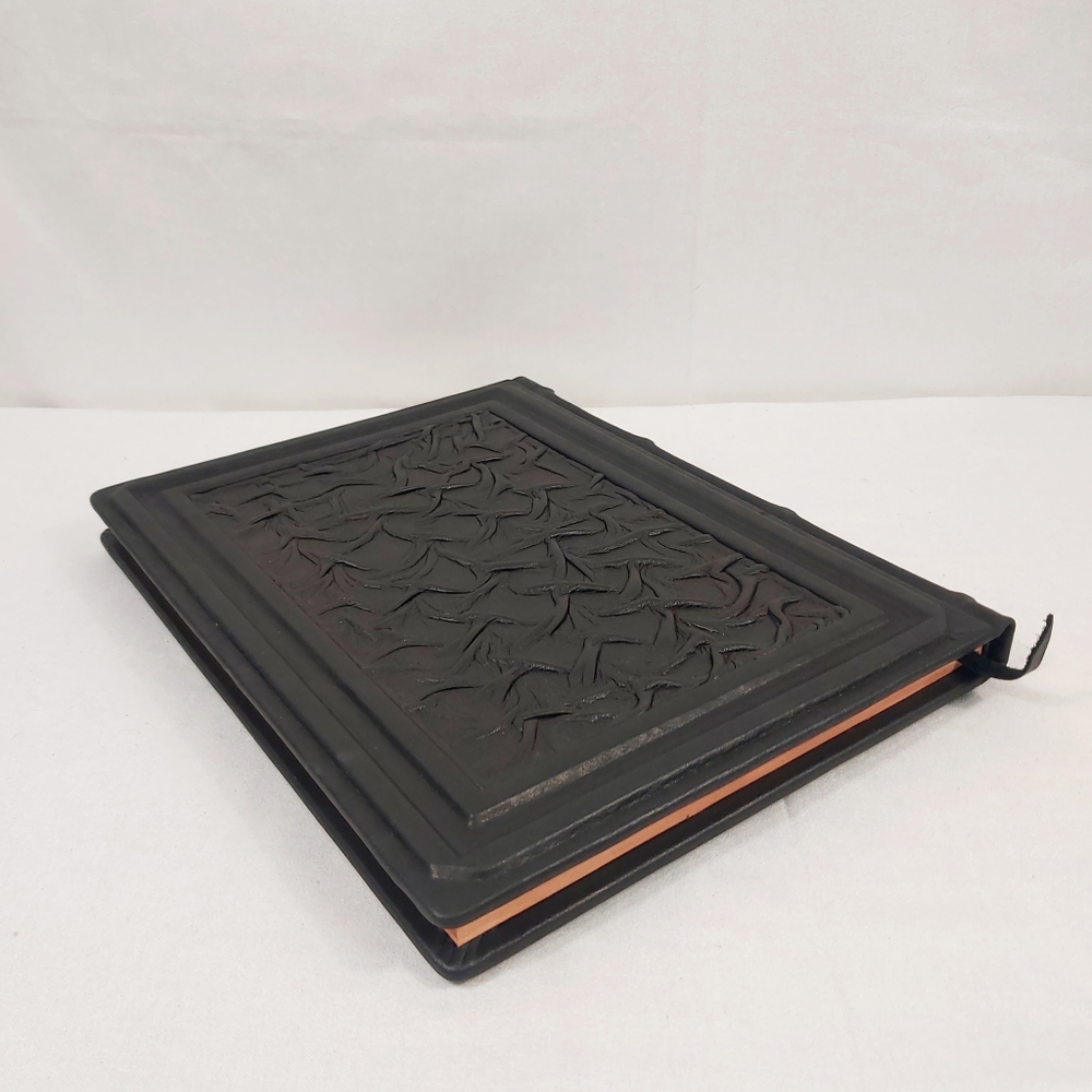 Книга в переплёте из натуральной кожи "Пословицы народов России" в футляре